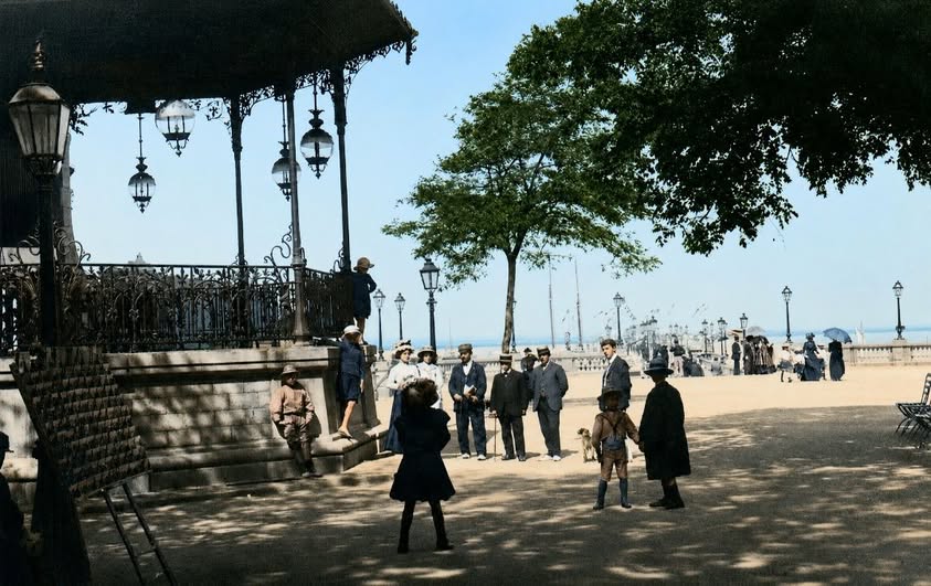 Archive historique : Vers 1910 photographie du charmant kiosque d'origine de la place Thiers, bien...