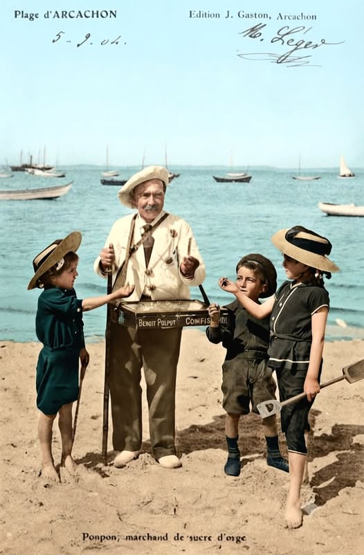 Archive historique : Vers 1904 Pompon Marchand de sucre d'orge sur la Plage d'Arcachon.