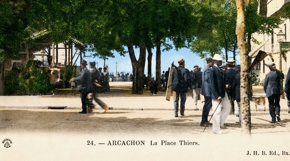 Archive historique : Vers 1907 kiosque de la place Thiers après l'inauguration, on se disperse, les...