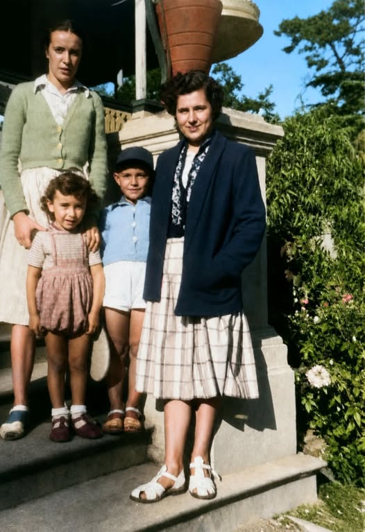 Archive historique : Sur les marches du Casino Mauresque, un instantané avec la maman de Thierry Gajac...