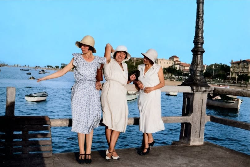 Archive historique : Photographie d'Août 1930, l'insouciance, la mode d'antan et une amitié capturée...