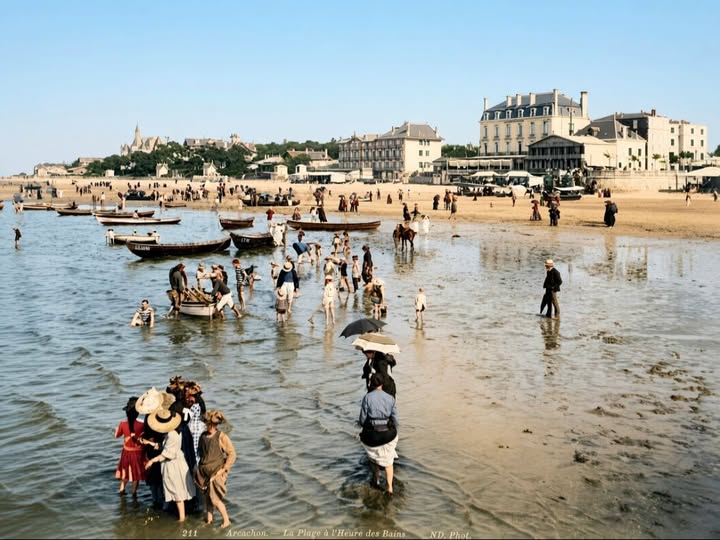 Archive historique : Photographie de la plage Arcachon à l'heure des bain vers 1880 !