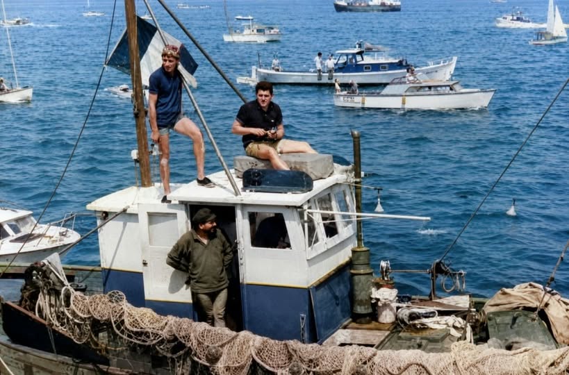 Archive historique : Fête de la Mer à Arcachon dans les années 60, photographie Chalutier capturée par...
