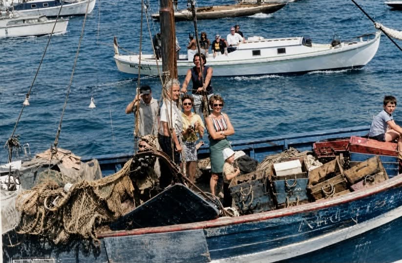 Archive historique : Fête de la Mer à Arcachon dans les années 60, Chalutier capturée par le studio...