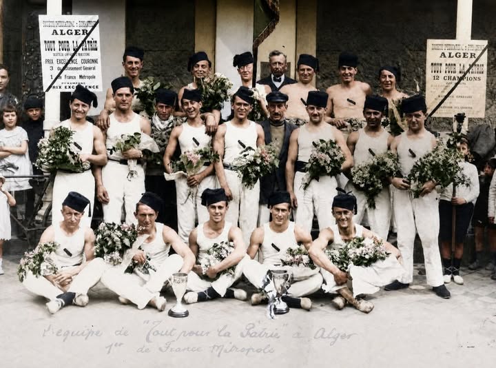 Archive historique : 1930 Tout pour la Patrie en Algérie Photographie de Roger Carensac, sur la photo...
