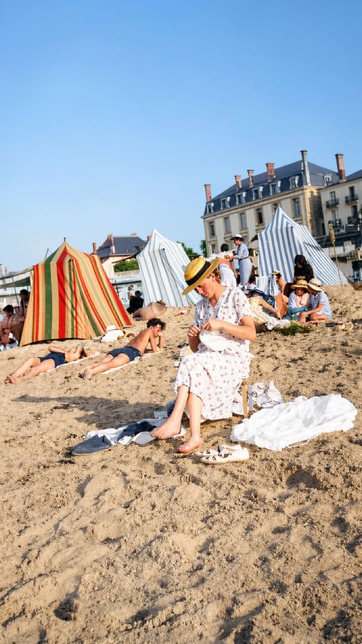 Archive historique : Arcachon plage en1936 une petite pause tricot sur la plage. Quel beau témoignage...