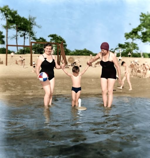 Archive historique : Photographie de Juillet 1957, plage des Abatilles à Arcachon, une famille sur la...