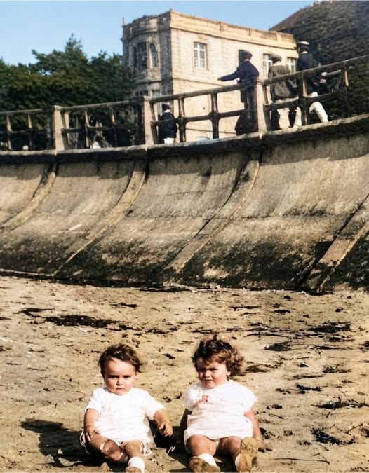 Archive historique : Photographie d'Arcachon en 1926 sur la plage, un beau moment partagé avec le papa...