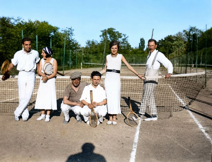 Archive historique : Photographie au Tennis chic et raquette en bois de l'élégance arcachonnaise des...