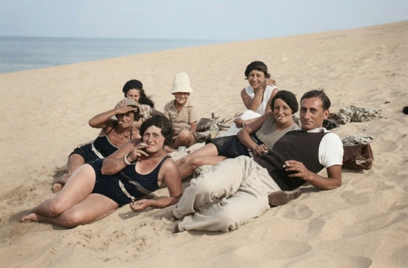 Archive historique : Ambiance rétro et farniente sur la Dune du Pilat, photographie datant de 1931.