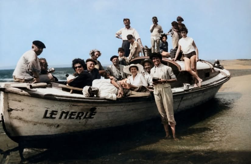 Archive historique : Ambiance d'été à Arcachon Août 1955 et belle équipe à bord du Merle ! Une...