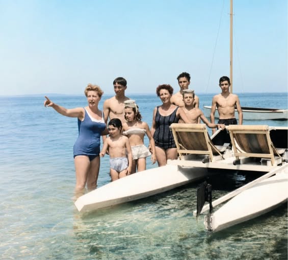 Archive historique : Août 1961 Arcachon Instantané de vacances d'une famille au bord de l'eau, avec...