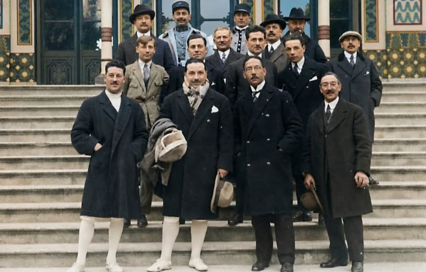 Archive historique : 1926 Photo carte d'un groupe d'escrimeurs (épéistes) aux marches du Casino...