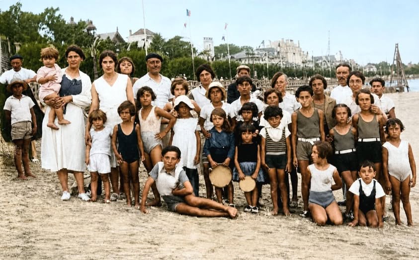 Archive historique : Cette carte photo a été prise à Arcachon le 15 août 1932. On y voit un groupe de...