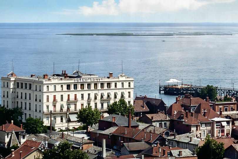 Archive historique : Début des années 30 vue vers le Grand Hôtel , l'ile aux Oiseaux et la Jetée Promenade