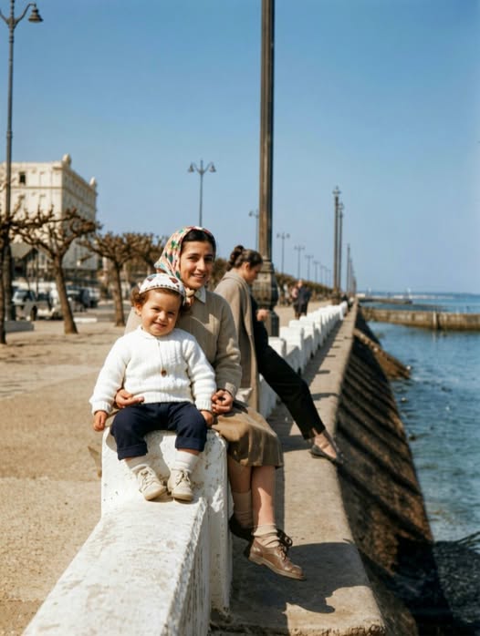 Archive historique : Une belle photographie le long du front de mer d'Arcachon en 1958, de doux...