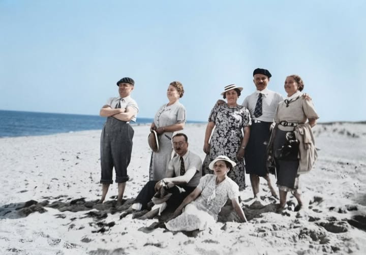 Archive historique : la Dune du Pilat dans les années 50, des touristes photographiés avec cette...