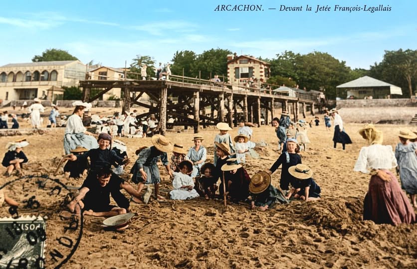 Archive historique : Étonnante et pleine de vie, vers 1900 la vue est prise sur la plage, devant la...