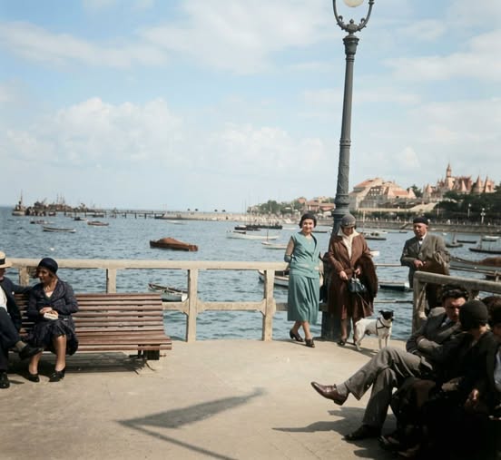 Archive historique : Ambiance rétro sur la jetée Thiers à Arcachon dans les années 20... Le temps d'un...