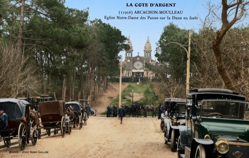 Archive historique : Vers 1925 rue Notre-Dame des Passes et l'Église éponyme, une procession doit être...