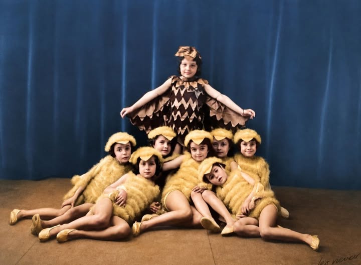 Archive historique : Magnifique de l'ecole Jeanne d’ARC en 1938/39 la maman de Thierry Gajac en bas à...