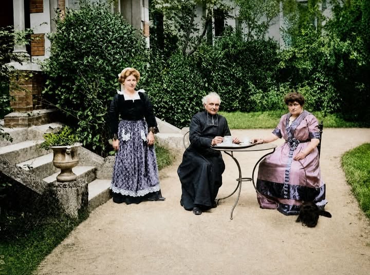 Archive historique : Une belle trouvaille d'une scène de vie (photo carte) à Arcachon vers 1910, lors...