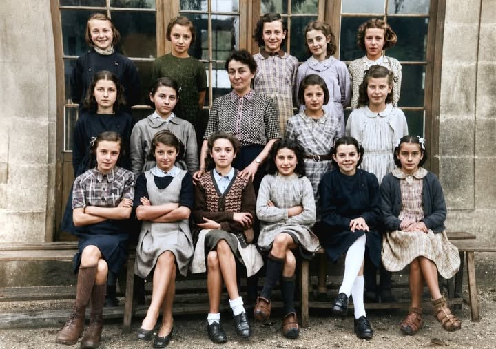 Archive historique : Superbe photographie vers 1945 /46 École Jeanne D’Arc y apparaît la maman de...