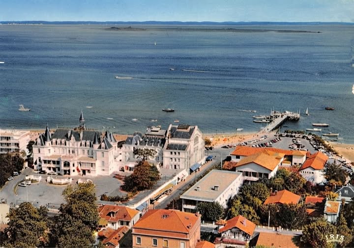 Archive historique : Le Casino et la Plage vue du ciel années 70