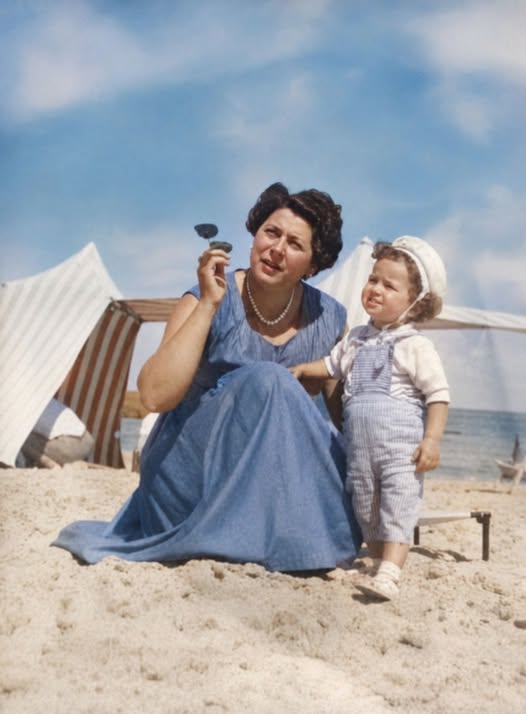 Archive historique : Petite pause hors du temps sur la plage d'Arcachon dans les années 50... Une...